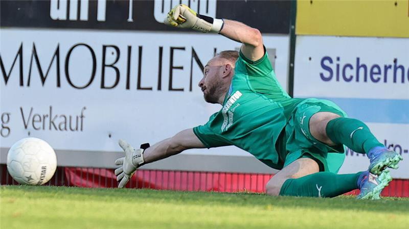 D/A-Torhüter Patrick Siefkes steht gegen den HSV II mehrfach im Mittelpunkt.