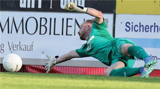 D/A-Torhüter Patrick Siefkes steht gegen den HSV II mehrfach im Mittelpunkt.