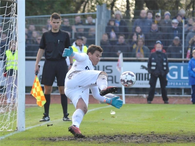 D/A-Torwart Fabian Klinkmann hält im Elfmeterschießen gleich den ersten Schuss. Schon in der zweiten Halbzeit hat er die Kehdinger mit seinen Paraden gerettet. Ganz genau beobachtet Schiedsrichterassistent Felix Bahr die Szene. Er kommt von