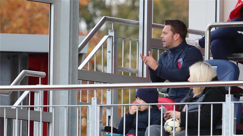 D/A-II-Coach Zielke hält es nicht auf seinem Klappsessel D/A-Trainer Benjamin Zielke sitzt seine Gelbsperre auf der Tribüne des Vereinsheims ab. Vom Coachen hält ihn das nicht ab.