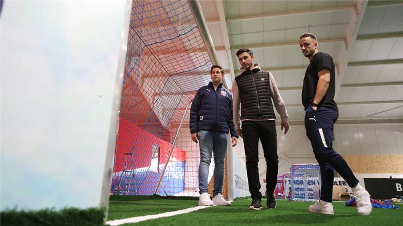 D/A-Trainer Oliver Ioannou (Mitte) nutzt die Soccerhalle mit dem Athletikbereich auch zum Training mit seinen Spielern.