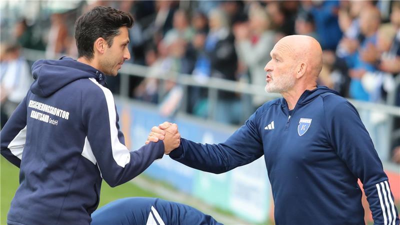 Wie im Rausch: D/A hat im Angriff eine neue Waffe D/A-Trainer Oliver Ioannou begrüßt den Emdener Coach Stefan Emmerling.