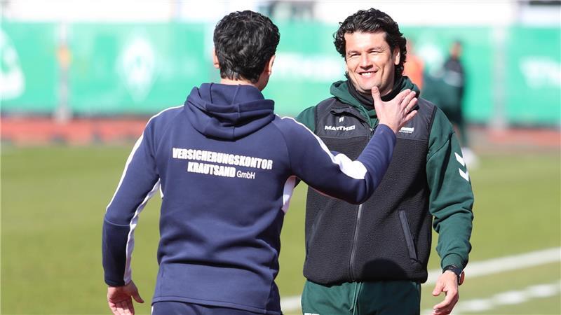 D/A-Trainer Oliver Ioannou begrüßt seinen Kollegen: Den Ex-Profi Nelson Valdez.