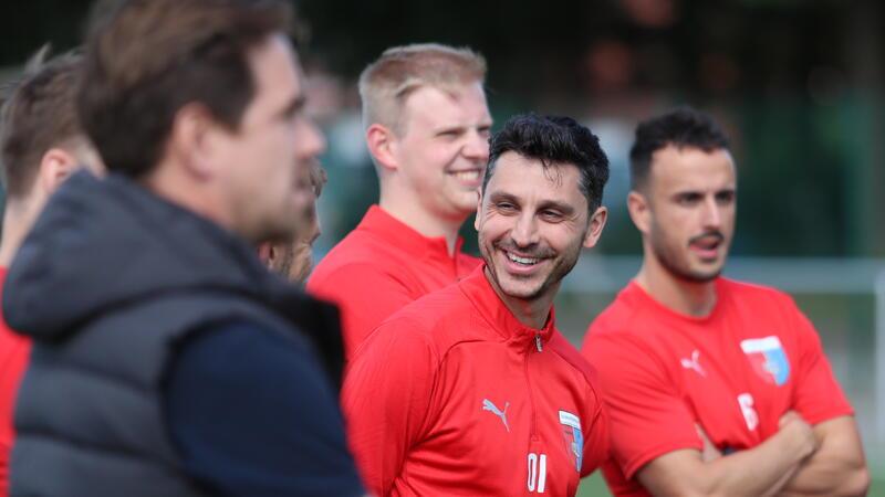 D/A-Trainer Oliver Ioannou begrüßte die Spieler gut gelaunt auf dem Kunstrasenplatz im Kehdinger Stadion.