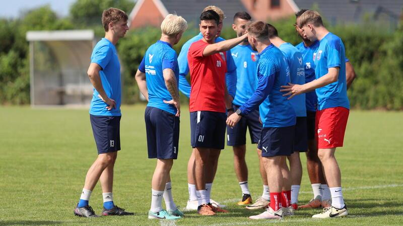 D/A-Kicker schuften im Trainingslager - Nervige Verletzungen D/A-Trainer Oliver Ioannou hat noch bis Ende Juli Zeit, seine Mannschaft konkurrenzfähig zu machen. „Das erste Spiel ist das allerwichtigste."