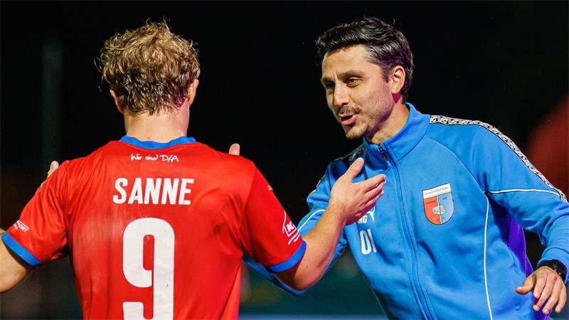 D/A-Trainer Oliver Ioannou klatscht mit Tom Sanne, der gegen Emden fünf Tore erzielt hat, ab. D/A soll auch gegen Pauli gierig bleiben, fordert der Trainer.