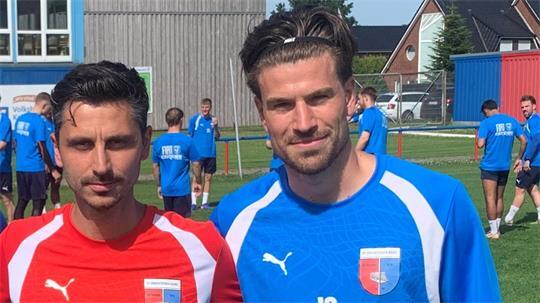 D/A-Trainer Oliver Ioannou mit dem drittligaerfahrenen Neuzugang Christopher Schepp (rechts).