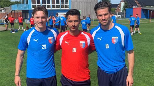 D/A-Trainer Oliver Ioannou mit den drittligaerfahrenen Neuzugängen Sean Busch (links) und Christopher Schepp (rechts).