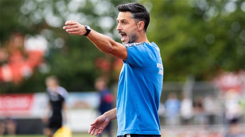 „Der Ball klebt“: So ordnet D/A das durchwachsene Pokalspiel ein D/A-Trainer Oliver Ioannou nennt die Gründe für den spielerisch schwachen Auftritt seiner Mannschaft.