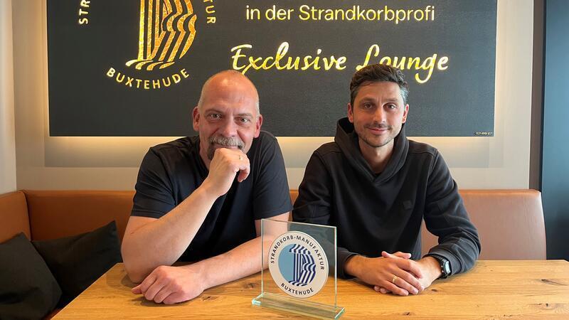 D/A-Trainer im Podcast: Ioannou zwischen Familie und Fußballplatz D/A-Trainer Oliver Ioannou (rechts) und TAGEBLATT-Sportchef Daniel Berlin sprechen in Folge 10 über den Saisonstart und die Ambitionen des Vereins.
