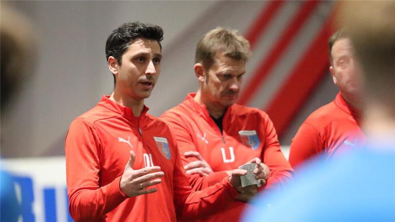 D/A-Trainer Oliver Ioannou schwört seine Mannschaft auf den Rest der Saison ein.