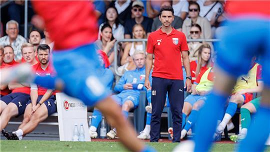 D/A-Trainer Oliver Ioannou versucht, mit speziellem Training die Spannung hochzuhalten.