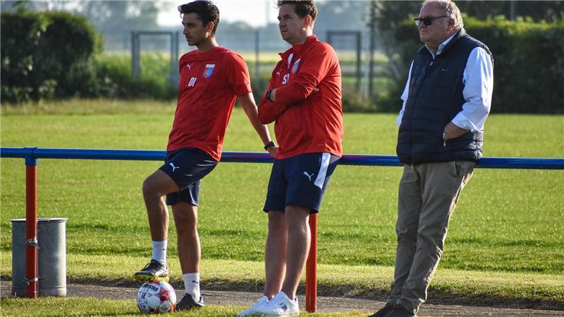 D/A-Trainer Oliver Ioannou (von links), Sportdirektor Sören Behrmann und Präsident Rigo Gooßen bauen einen drittligatauglichen Kader auf.