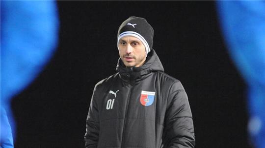 D/A-Trainer Oliver Ioannou will mit seiner Mannschaft auf einen einstelligen Tabellenplatz.