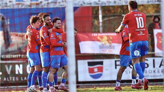 D/A bejubelt das letzte Tor des Jahres. Beim Heimspiel gegen Schöningen Ende November erzielte Neuzugang Robin Kölle den Treffer zum 1:0-Sieg.