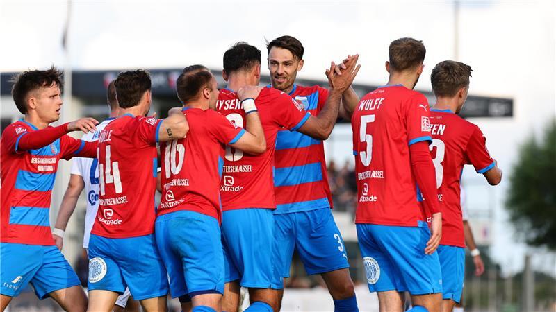 D/A erkämpft sich einen 3:1-Sieg im ersten Heimspiel der Saison.
