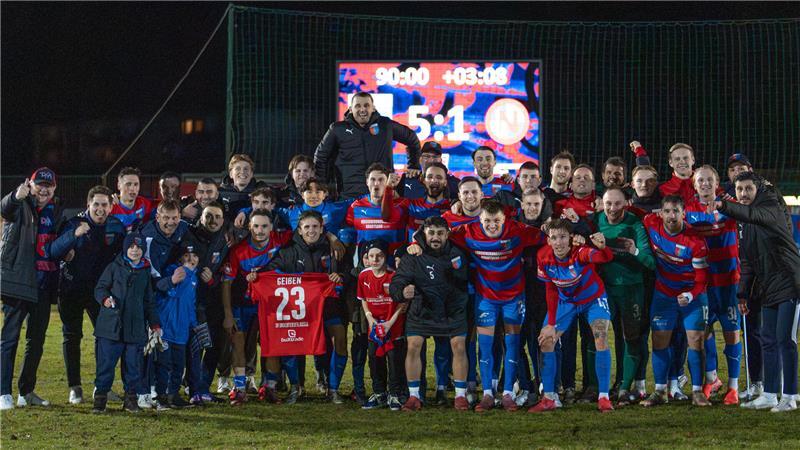 D/A feiert den 5:1-Sieg gegen Norderstedt. Jorik Wulff hält das Trikot des verletzten Maximilian Geißen in die Kamera.