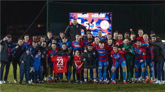 D/A feiert den 5:1-Sieg gegen Norderstedt. Jorik Wulff hält das Trikot des verletzten Maximilian Geißen in die Kamera.
