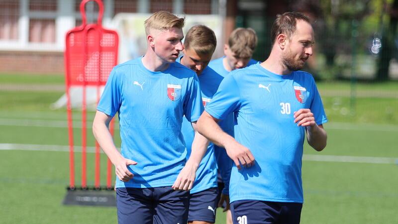D/A hat in dieser Woche Finn Wendler (links) vom JFV A/O/B/H/H verpflichtet. Der Offensivmann soll zunächst in der zweiten Mannschaft in der Landesliga Praxis sammeln.