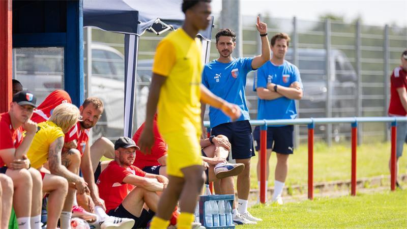 Er verkörpert die neue Dynamik im D/A-Spiel - mit Erfahrung und Ehrgeiz D/A hat seine bisherigen Testspiele alle gewonnen, Trainer Oliver Ioannou ist „grundsätzlich einverstanden“, kritisiert aber die behäbigen Phasen während der Spiele.