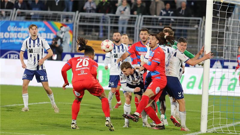„Ein Chaos der Emotionen“: D/A-Stürmer jubelt unter Schmerzen D/A ist gefährlich bei Standards gegen den VfB Oldenburg. Hier verpassen Liam Giwah und Tjorve Mohr.
