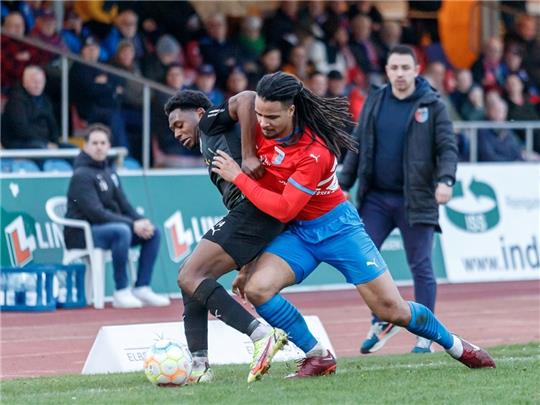 D/A läuft einem 0:2-Rückstand hinterher, Verteidiger Liam Giwah versucht energisch, an den Ball zu kommen. Doch mit Ball fällt den Drochtersen am Freitagabend auch nicht viel ein. Foto: Struwe