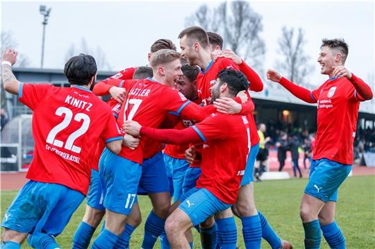 D/A liegt kurz nach der Halbzeit mit 1:2 gegen St. Pauli zurück und dreht die Partie in der letzten halben Stunde. Die Freude muss raus. Foto: Jörg Struwe