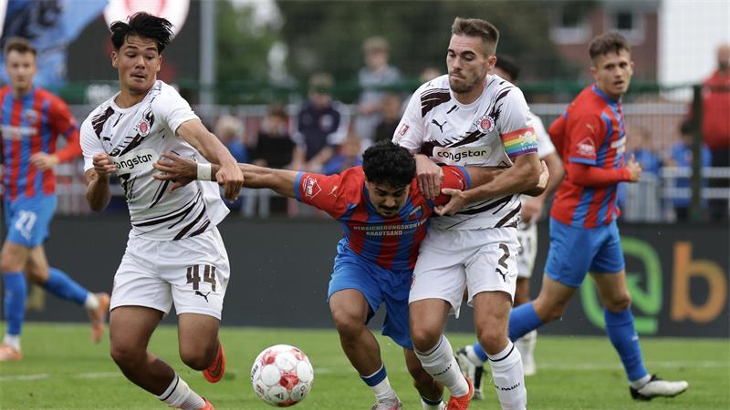 D/A musste gegen Pauli Schwerstarbeit leisten. Alla Aid Hamid traf traumhaft. D/A gewann 1:0.