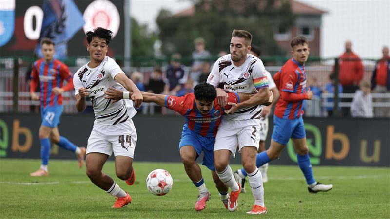 D/A musste gegen Pauli Schwerstarbeit leisten. Alla Aid Hamid traf traumhaft. D/A gewann 1:0.