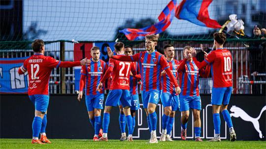 D/A spielt derzeit erfolgreich in Regionalliga - mit Tuchfühlung zur absoluten Spitze. In diese Phase platzt eine drastische Personalentscheidung.