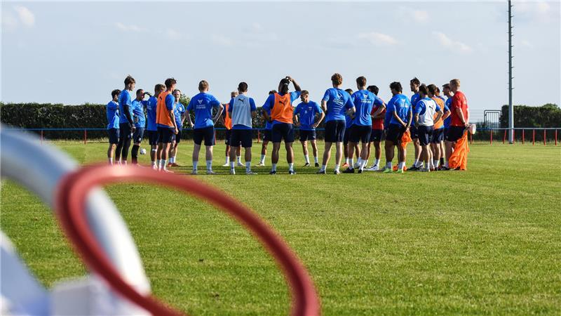 Die Wulff-Brüder und ihr großes Ziel mit D/A Mannschaftskreis der Spieler von Drochtersen/Assel auf dem Rasen.