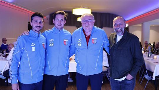 D/A um Trainer Oliver Ioannou, Sportdirektor Sören Behrmann, Präsident Rigo Gooßen und Berater Holger Stanislawski (von links) kommen mit den Sponsoren ins Gespräch.