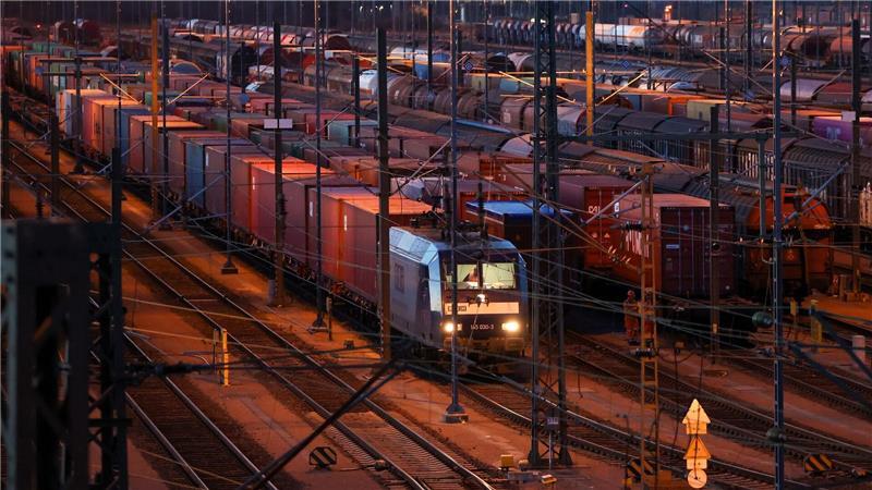 Chefin von DB Cargo muss gehen - Sigrid Nikutta verliert Job DB Cargo hatte im Güterverkehr auf der Schiene zuletzt einen Marktanteil von rund 44 Prozent. (Archivbild)
