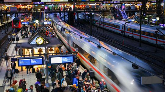 Zahlreiche Reisende warten auf einem vollen Bahnsteig am Hauptbahnhof auf ihren Zug. 