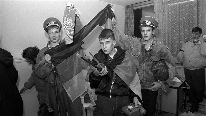 DDR-Insignien - für die Besetzer der Stasi-Zentrale nur noch Ironie. (Archivbild).