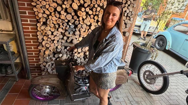 Von Ami-Schlitten bis Zündapp: Apenser Clique fährt auf Oldtimer ab DDR-Liebhaberstück: Franziska Becker mit ihrer Simson Schwalbe im Vintage-Look.