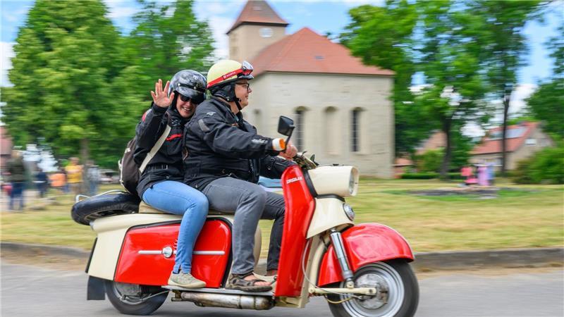 DDR-Nostalgie, die gute Laune macht: Ein Paar ist auf einem „Troll“ Roller unterwegs.