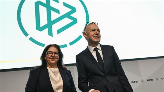 DFB-Boss Bernd Neuendorf und Vize Heike Ullrich: Die Frauen-Bundesliga geht eigene Wege. (Archivbild)