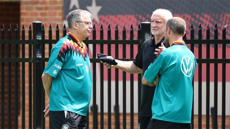 DFB-Geschäftsführer Andreas Rettig und Rudi Völler haben beim Training viel zu bereden. 