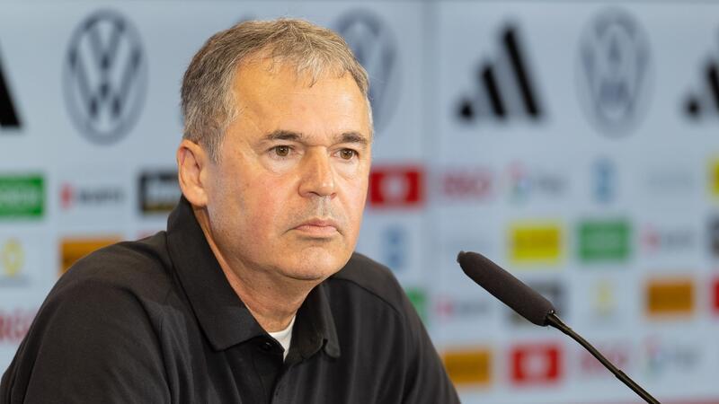 Rettig weist Kritik am DFB aus Politik zurück DFB-Geschäftsführer Andreas Rettig weist Kritik aus der deutschen Politik an dem Ausrüsterwechsel zurück.