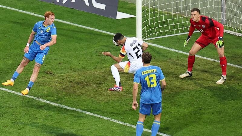 DFB-Kapitän Ilkay Gündogan verpasste nach gut 15 Minuten eine große Kopfballchance zur Führung.