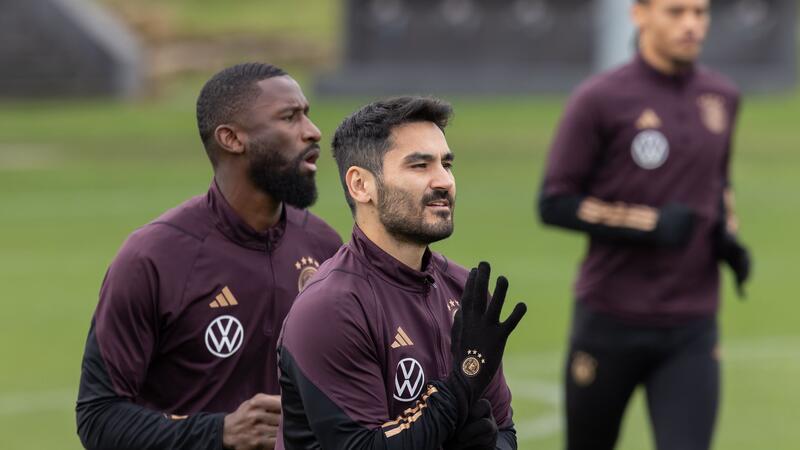 DFB-Kapitän Ilkay Gündogan (vorne) steht vor einem für ihn sehr emotionalen Länderspiel.