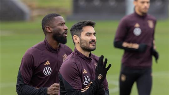 DFB-Kapitän Ilkay Gündogan (vorne) steht vor einem für ihn sehr emotionalen Länderspiel.