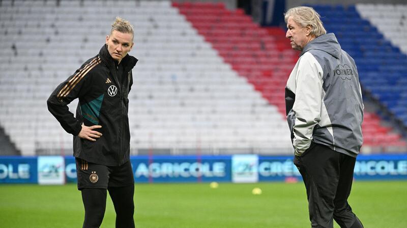 DFB-Frauen ohne Popp und Hegering DFB-Kapitänin Alexandra Popp fehlt im Aufgebot von Bundestrainer Horst Hrubesch (r).
