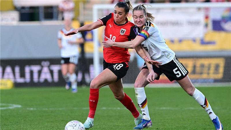 DFB-Kapitänin Janina Minge (r) weiß sich nur mit einer Notbremse gegen Julia Hickelsberger zu helfen. 