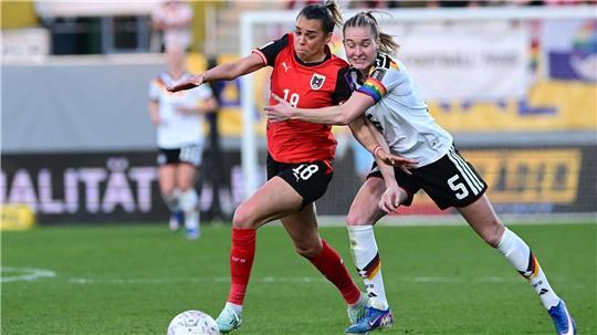 DFB-Kapitänin Janina Minge (r) weiß sich nur mit einer Notbremse gegen Julia Hickelsberger zu helfen. 