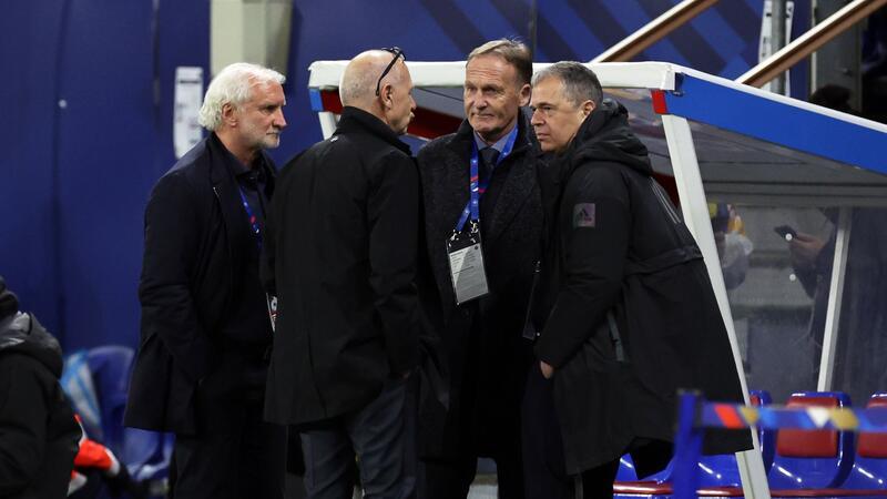 „Ein Stück weit fassungslos“: DFB-Spitze kontert Politik DFB-Präsident Bernd Neuendorf (M) im Gespräch mit DFB-Sportdirektor Rudi Völler, DFL-Aufsichtsratschef Hans-Joachim Watzke und DFB-Geschäftsführer Andreas Rettig.