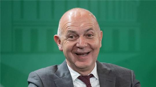 DFB-Präsident Bernd Neuendorf hofft auf den Zuschlag für die Frauen-WM 2027.