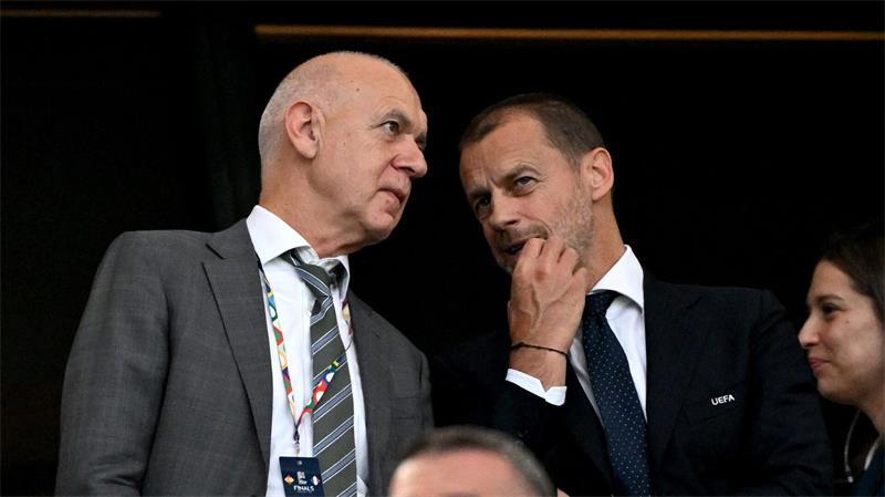 Fußball-Machtkampf: UEFA bittet FIFA zur Kasse DFB-Präsident Bernd Neuendorf (l) und UEFA-Boss Aleksander Ceferin arbeiten eng zusammen. (Archivbild)