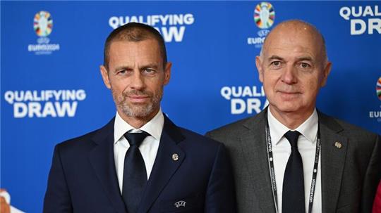 DFB-Präsident Bernd Neuendorf (r) hat die Unterstützung für UEFA-Chef Aleksander Ceferin bekräftigt.